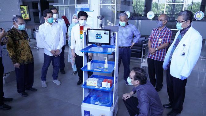 Institut Teknologi Sepuluh Nopember (ITS) berkolaborasi dengan Universitas Airlangga (Unair) meluncurkan Robot Medical Assistant ITS-Unair (RAISA). (Foto: Liputan6.com/Dian Kurniawan)