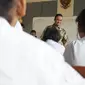 Seakan tidak ada jarak antara menteri dengan siswa, Menteri Anies pun mengajak para siswa berbincang, Depok, Jawa Barat. Foto diambil pada Jumat (14/11/2014) (Dokumentasi Pribadi)