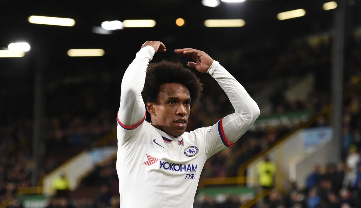6. Willian (Chelsea) - Manajemen The Blues belum juga memberikan tanda-tanda untuk memperpanjang kontrak gelandang asal Brasil ini. Kebijakan Frank Lampard yang terus mempromosikan pemain muda bisa membuatnya memilih meninggalkan Stamford Bridge. (AFP/Oli Scarff)