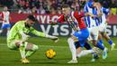 Pemain Girona, Artem Dovbyk berusaha melewati pemain Deportivo Alaves, Antonio Sivera pada laga lanjutan Liga Spanyol 2023/2024 di Montilivi stadium, Girona, Spanyol, 18 Desember 2023. (AFP/Pau Barrena)
