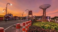 Jembatan yang dibangun selama 420 hari itu menjadi ikon baru Kota Surabaya. Lampu-lampu yang berkilauan di malam hari semakin mempercantik jembatan.

 (Instagram)