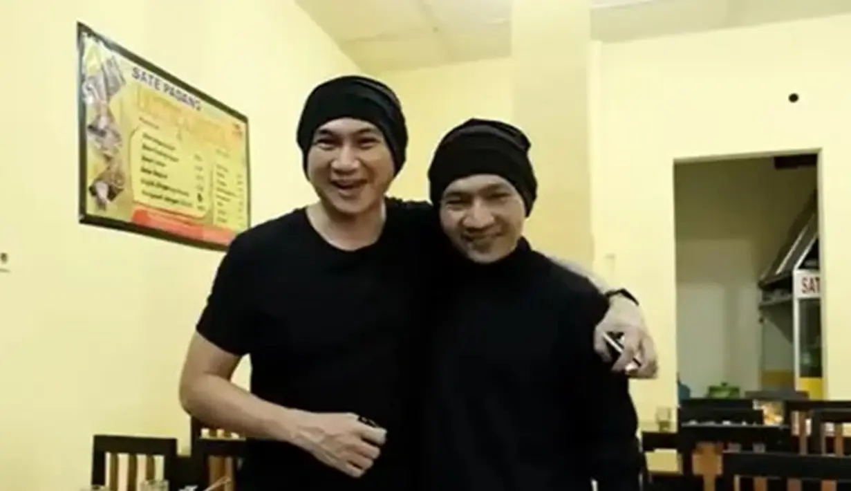 Anji pernah bikin heboh media sosial setelah menemui penjual sate yang mirip dengannya. Memang, gaya penampilan penjual sate ini sebelas dua belas dengan Anji. Saat bersanding seperti ini, keduanya benar-benar sulit dibedakan. (Liputan6.com/IG/anjimanji)