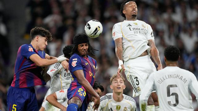 Jules Kounde dari Barcelona menyundul bola dalam pertandingan La Liga melawan Real Madrid