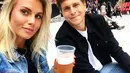 Maja Nilsson bersama suaminya yang juga Bek Manchester United, Victor Lindelof  berselfie di sebuah acara. Maja bekerja sebagai pakar pemasaran serta blogger dan penulis. (Instagram/ majanilssonlindelof)