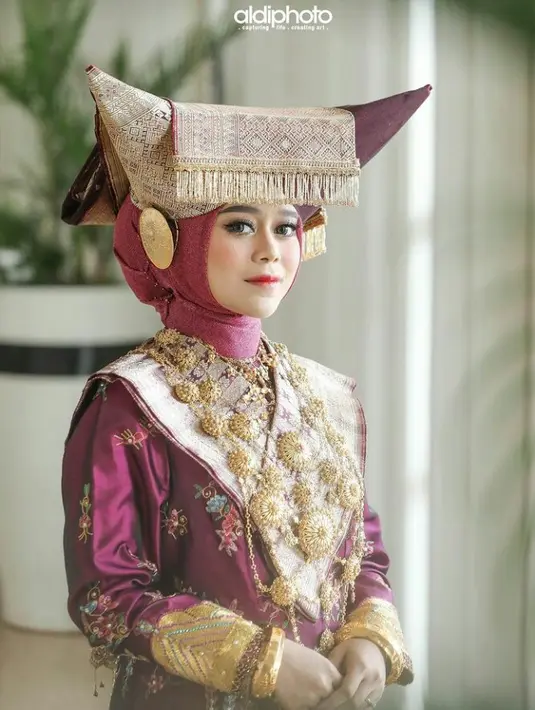 Setelah menggelar acara pengajian, Lesti Kejora melaksanakan prosesi adat Minang, Malam Bainai. Ini merupakan prosesi pelepasan lajang bagi calon pengantin wanita. (Instagram/aldiphoto).