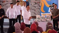 Jokowi saat meninjau kecukupan stok Cadangan Beras Pemerintah di Gudang BULOG, Senin (11/9/2023). (Foto: Istimewa)