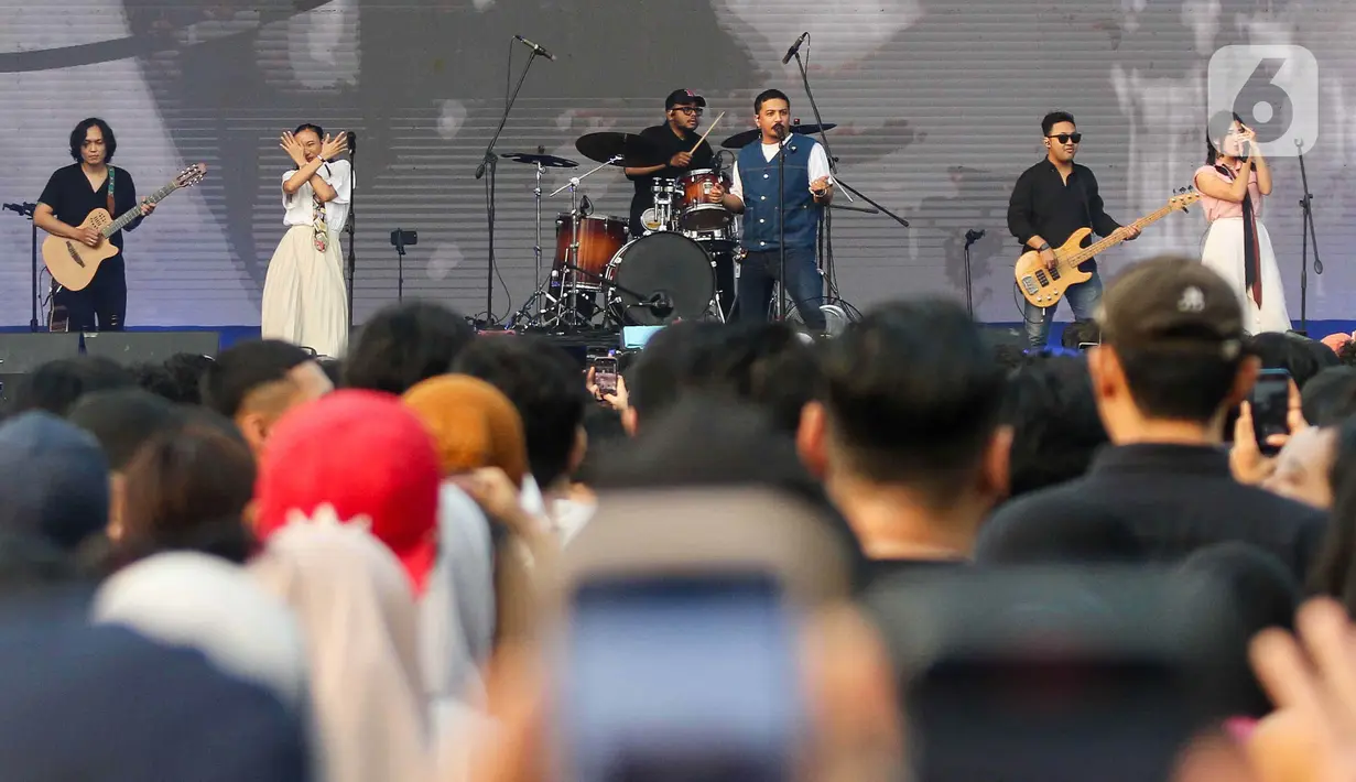 Sebelum lanjut ke lagu-lagu berikutnya, Sal Priadi menyempatkan berinteraksi dengan para penggemarnya. (Liputan6.com/Herman Zakharia)