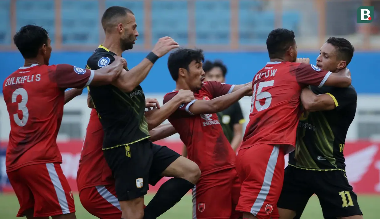 PSM Makassar gagal mempertahankan tren positif mereka yang belum terkalahkan usai ditumbangkan Barito Putera 0-2 dalam laga pekan ke-5 BRI Liga 1 2021/2022 di Stadion Wibawa Mukti, Cikarang, Senin (27/9/2021). PSM kini menempati posisi 5 klasemen sementara. (Bola.com/Ikhwan Yanuar)