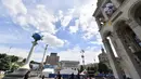 Bola raksasa menghiasi gedung di kota Kiev, Ukraina, Selasa (22/5/2018). Kiev menjadi tuan rumah final Liga Champions 2018 antara Real Madrid kontra Liverpool. (AFP/Sergei Supinsky)