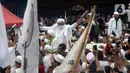 Rizieq Shihab menyapa massa pendukungnya saat tiba di kediamannya di Jalan Petamburan, Jakarta, Selasa (10/11/2020). Rizieq Shihab tiba di kediamannya usai pulang dari Arab Saudi. (merdeka.com/Imam Buhori)