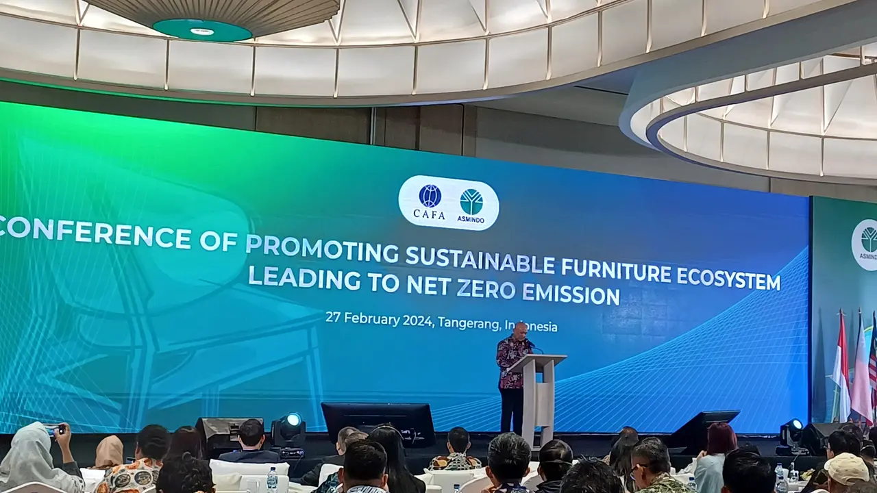 Menteri Koperasi dan UKM (Menkop UKM) Teten Masduki dalam acara Conference on Promoting Sustainable Furniture Ecosystem Leading to Net Zero Emission di Vivere Hotel, Gading Serpong, Kabupaten Tangerang, Banten, Selasa (27/2/2024). (Maulandy/Liputan6.com)
