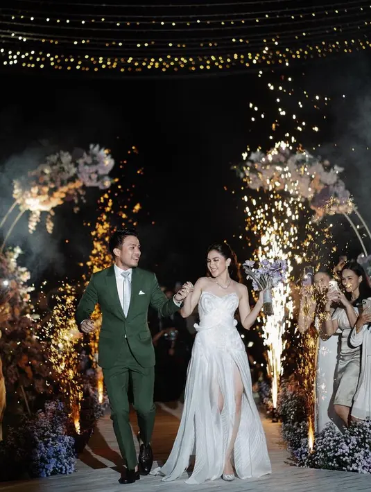 Kita juga bisa melihat desain cermat dalam bentuk hati tiga dimensi, dengan lapisan organza berlipit, dan dihiasi dengan kristal bordir. [Foto: Instagram @jeffrytan]