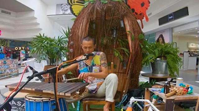 Seorang seniman sulap limbah Kepulauan Mauritius menjadi alat musik.