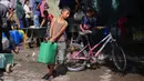 Beberapa organisasi kemanusiaan memperingatkan bahwa kelangkaan air bersih dapat memicu masalah kesehatan serius, terutama bagi anak-anak dan kelompok rentan. (Eyad BABA/AFP)