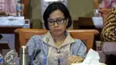 Menteri Keuangan Sri Mulyani Indrawati mengikuti rapat kerja (Raker) dengan Komisi XI DPR RI di Kompleks Parlemen Senayan, Jakarta, Kamis (29/9). (Liputan6.com/Johan Tallo)
