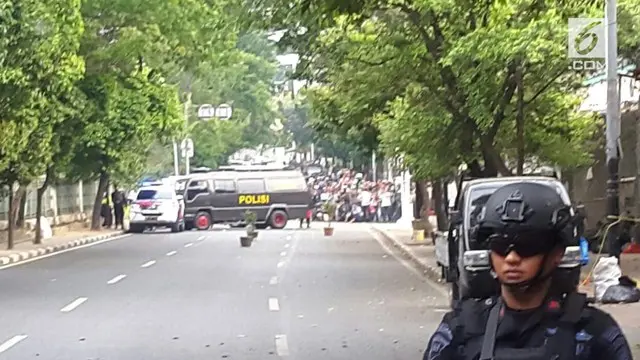 Sebuah kardus mencurigakan ditemukan di kawasan Palmerah, Jakarta Pusat. Polisi menutup jalanan hingga menyebabkan macet panjang.