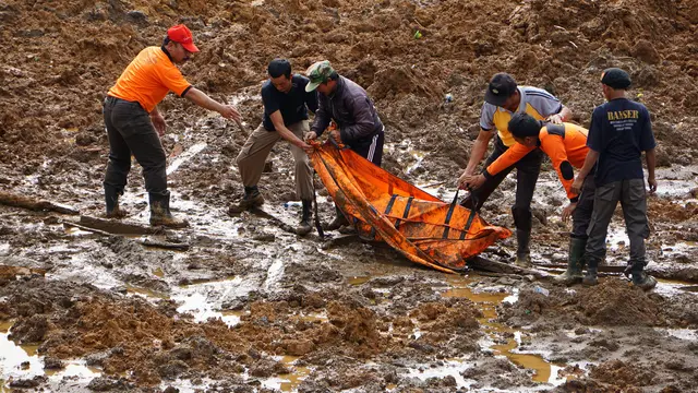 Proses Evakuasi Korban Longsor Banjarnegara