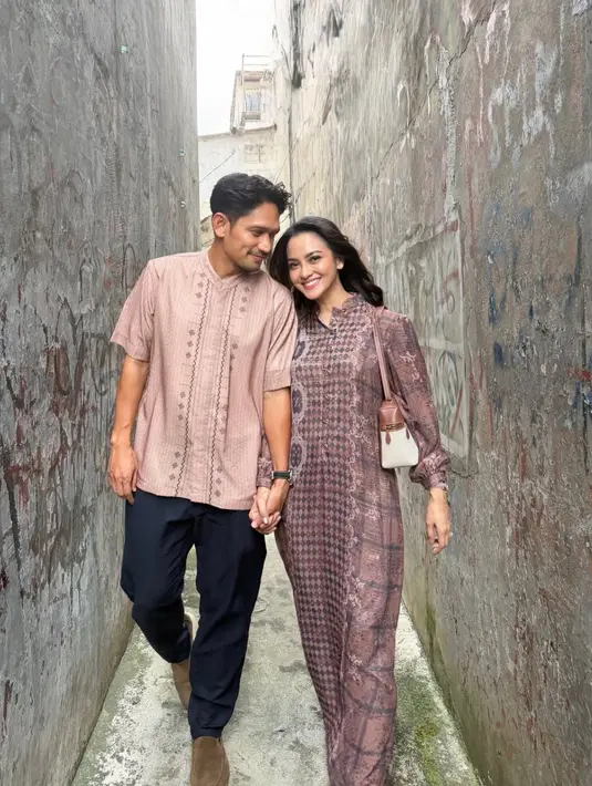 Ririn Ekawati memilih mengenakan long dress coklat bermotif lengan panjang di Lebaran ke-2. [@ririnekawati]