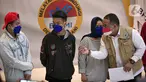 Kepala BP2MI Benny Rhamdani berbicara dengan Calon Pekerja Migran Indonesia (CPMI) di Gedung BP2MI, Jakarta, Senin (15/3/2021). BP2MI telah melakukan sidak ke PT Mafan Samudra Jaya di Bogor, Jawa Barat. (Liputan6.com/Faizal Fanani)