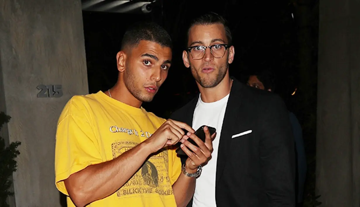 Ia pun terlihat bersenang-senang bersama dengan Calvin Harris, Rita Ora, dan teman-teman yang lain. (Pap Nation/Splash News/HollywoodLife)