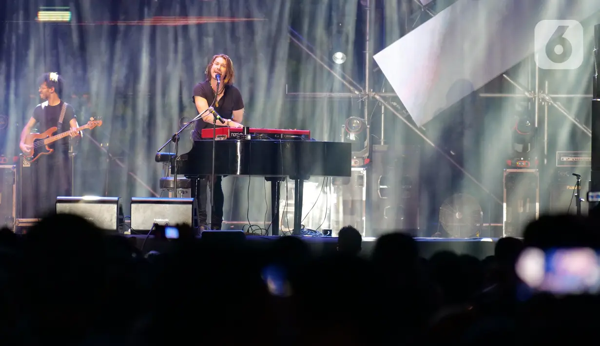 Keyboardist kelompok musik asal Amerika Serikat Hanson, Taylor Hanson beraksi pada acara The 90's Festival di Jakarta, Sabtu (23/11/2019). Hanson membawakan hitsnya seperti Waiting For This, Where The Love, And I Waited, This Time Around dan MMMBop. (Liputan6.com/Herman Zakharia)
