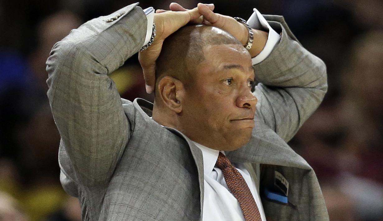Ekspresi pelatih Los Angeles Clippers, Doc Rivers saat menyaksikan timnya melawan Cavaliers pada laga NBA basketball game di Quicken Loans Arena, Cleveland, (18/11/2017), Cavs menang 118-113. (AP/Tony Dejak)