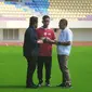 Ketua Umum PSSI, Erick Thohir, Menpora Zainudin Amali, dan Wali Kota Solo, Gibran Rakabuming Raka, saat berdiskusi mengenai progres renovasi Stadion Manahan, Solo, Minggu (12/3/2023). (Bola.com/Radifa Arsa)