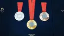 Penampakan medali Paralimpiade Paris 2024 saat peresmian medali Olimpiade dan Paralimpiade untuk Olimpiade Paris 2024 yang berlangsung di Paris, Prancis, Kamis (08/02/2024). Pada masing-masing medali disematkan 18 gram logam yang diambil dari Menara Eiffel. (AFP/Dimitar Dilkoff)