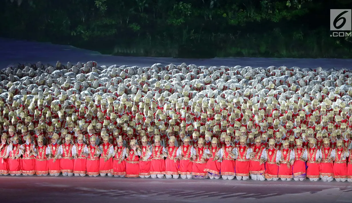 Penari menampilkan tari Ratoeh Jaroe dari Aceh pada pembukaan Asian Games 2018 di Stadion Gelora Bung Karno, Jakarta, Sabtu (18/8). Tari yang dibawakan secara massal membuat penonton yang hadir riuh bertepuk tangan. (Liputan6.com/ Fery Pradolo)