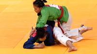 Atlet Indonesia, Susanti (atas) saat melawan atlet India pada kelas -52 kg (ANTARA FOTO/INASGOC/Helmi Afandi/nak/18.)