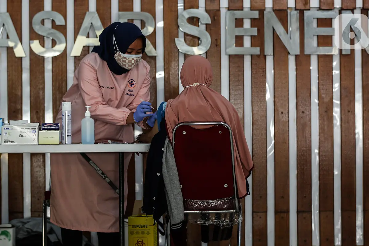 Vaksinasi di Stasiun Pasar Senen