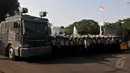 Beberapa kendaraan taktis tampak sudah ditempatkan di depan Istana Presiden, Jakarta, (20/5/2015). Penjagaan ini sebagai antisipasi terjadinya kerusuhan aksi mahasiswa saat memperingati Harkitnas. (Liputan6.com/JohanTallo)