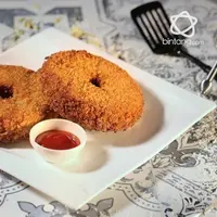 DONAT MIE  Bahan yang diperlukan:	 1 Bungkus indomie Goreng 1 Butir Telur 100 Gr Kornet 50 Gr Bawang Bombay 100 Gr Mozarella Parut / Keju Cheddar  Bahan Pelapis : 3 SDM Tepung Terigu Air Secukupnya Garam Secukupnya Tepung Roti Secukupnya  Cara Membua...