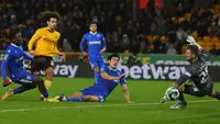 Petualangan Elkan Baggott bersama Gilligham FC di Piala Liga Inggris atau Carabao Cup 2022/2023 dihentikan oleh Wolverhampton Wanderers. Ia dimainkan 90 menit untuk mengisi satu di antara lima pos bek dalam formasi ultra defensif 5-3-2 yang diusung pelatih Neil Harris. (AFP/Geoff Caddick)
