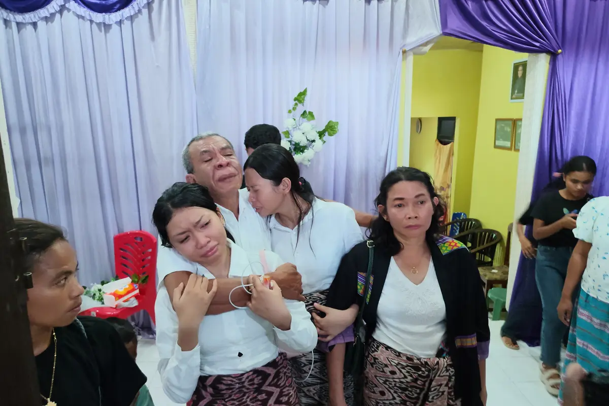 Orang tua dan adik dokter Icha saat melepaskan jenazah untuk dimakamkan.