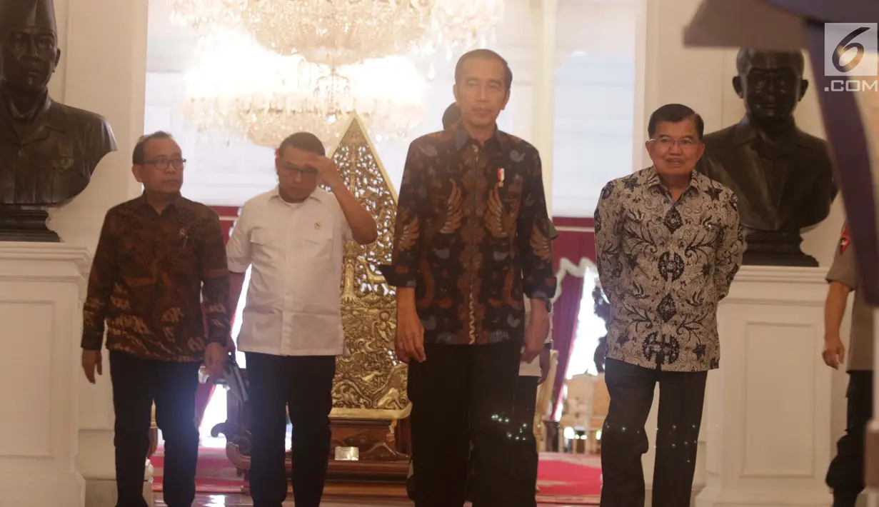 Presiden Joko Widodo (tengah) menyampaikan keterangan terkait kerusuhan pascapengumuman hasil Pemilu 2019 di Istana Merdeka, Jakarta, Rabu (22/5/2019). Jokowi mengatakan tidak akan menoleransi pihak-pihak yang akan mengganggu keamanan, proses demokrasi, dan persatuan negara. (Liputan6.com/HO/Ran)