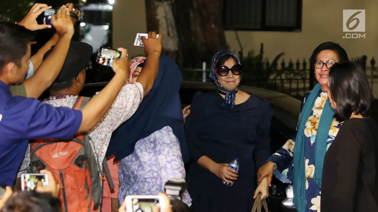 Berkacamata Hitam, Istri Jenderal Penampar Petugas Bandara Diperiksa Polisi