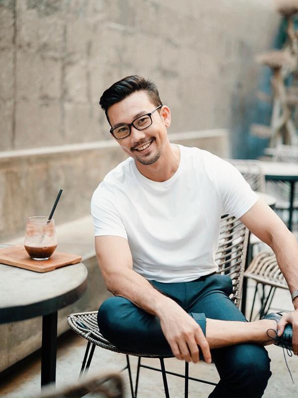 Memadukan kaos dan celana slim fit serta sepatu berwarna hitam, penampilan Denny Sumargo pun terlihat kasual. Bahkan, ia hanya menambahkan kacamata dan jam tangan saja sebagai aksesoris saat tengah bersantai di sebuah kafe. (Liputan6.com/IG/@sumargodenny)