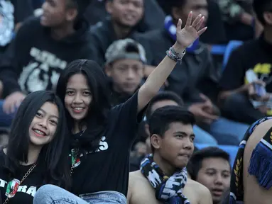 Aksi Supoeter Wanita saat mendukung tim kesayanngya Persib Bandung di Stadion Si Jalak Harupat, Bandung, Sabtu (24/10/2015). (Bola.com / Nicklas Hanoatubun)