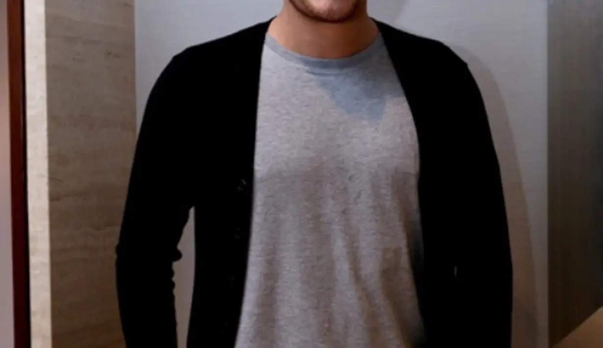 Tampil kasual, Arifin Putra tetap ganteng