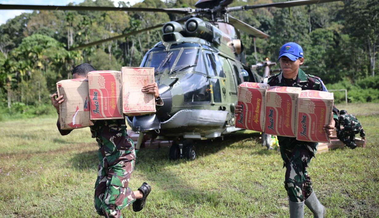 Tim gabungan terus berupaya semaksimal mungkin menjangkau lokasi, terutama yang bisa menjadi titik pendaratan helikopter. Tampak dalam foto, personel militer menurunkan barang bantuan dari helikopter TNI AU saat pendistribusian bantuan ke daerah terdampak banjir di Aceh Tengah, Sabtu 6 Desember 2025. (AP Photo/Reza Saifullah)
