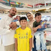 Pulang berhaji, Nagita Slavina tampaknya perlahan juga mengubah penampilannya. Ia tampil lebih tertutup dengan hijab, seperti terlihat di foto ini. Momen manis saat Raffi Ahmad dan Nagita Slavina berkumpul bersama kedua anaknya. Nagita Slavina tampil cantik menutupi kepalanya dengan hijab cokelat. [Foto: Instagram/raffinagita1717]