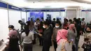 Pencari kerja mengamati puluhan stan perusahaan di Jakarta Job Fair 2022 di Plaza Semanggi, Jakarta, Rabu (26/10/2022). Bursa lowongan kerja yang diikuti 40 perusahaan dengan 6822 lowongan pekerjaan ini dipenuhi pencari kerja dari berbagai wilayah Jabodetabek dan sekitarnya. (Liputan6.com/Herman Zakharia)