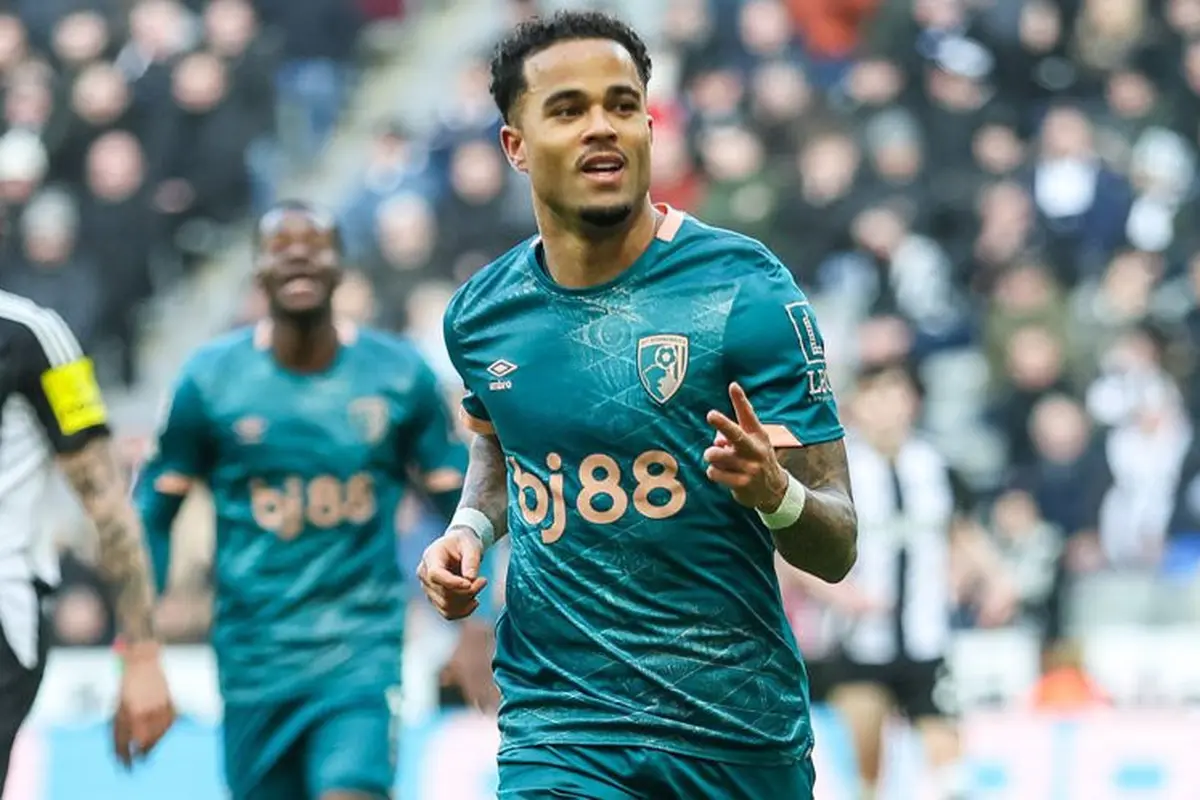 Justin Kluivert merayakan golnya pada laga Newcastle vs Bournemouth pada pekan ke-22 Premier League 2024/2025 (c) Ofisial X Boutnemouth/@afcbournemouth