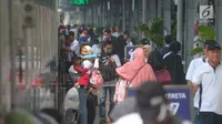 Calon pemudik bersiap menaiki kereta di Stasiun Senen, Jakarta, Jumat (8/6). Berdasarkan data yang dihimpun humas Stasiun Pasar Senen, jumlah keberangkatan penumpang sampai hari ini mencapai 24.922 ribu. (Merdeka.com/Imam Buhori)