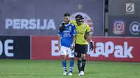 Kiper Persija, Andritany (kanan) bersama pemain Persib, Jonatan Bauman saat laga lanjutan Go-Jek Liga 1 Indonesia 2018 bersama Bukalapak di Lapangan PTIK, Jakarta, Sabtu (30/6). Laga dimenangkan Persija 1-0. (Liputan6.com/Helmi Fithriansyah)