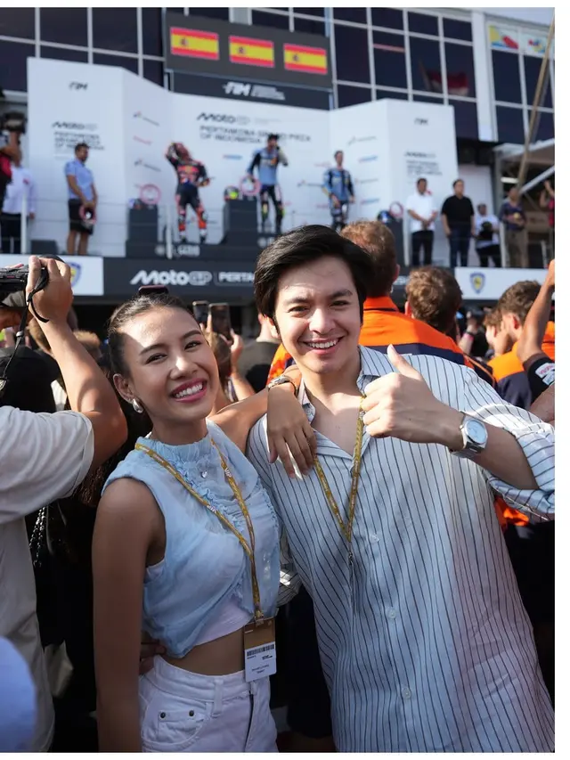 6 Gaya Kasual Angga Yunanda dan Shenina Cinnamon Nonton MotoGP di Mandalika