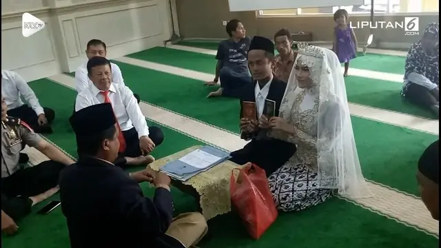 Seorang tersangka narkoba melangsungkan pernikahan bersama gadis pujaannya di kantor polisi.