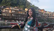 Dea Ananda Liburan ke China, Naik Eskalator ke Puncak Gunung Tianmen