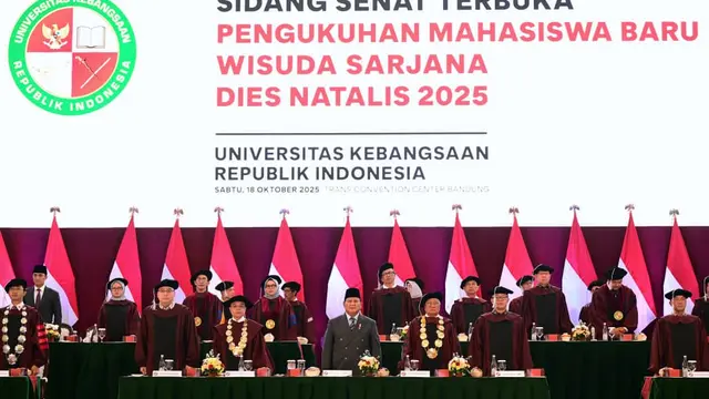 Presiden Prabowo Subianto saat menghadiri Sidang Senat Terbuka Wisuda 521 Sarjana Universitas Kebangsaan Republik Indonesia (UKRI) di Bandung, Jawa Barat, Sabtu (18/10/2025).